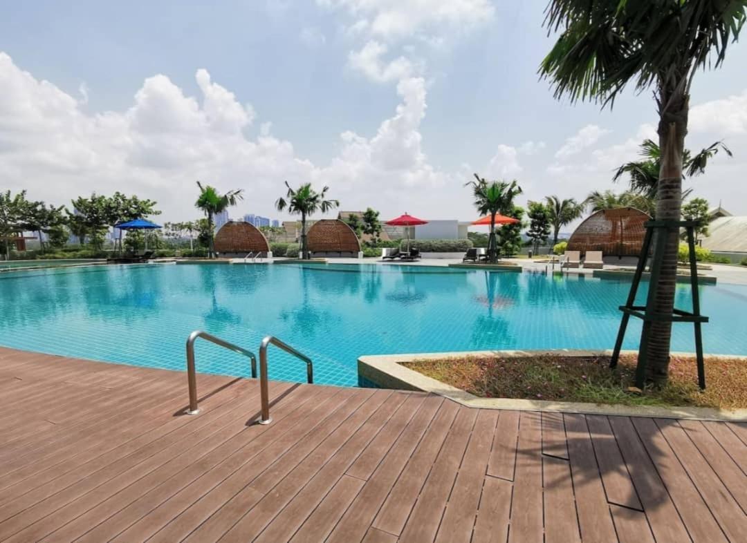 Almas Suites Poolview Netflix 100Mbps Bystay Nusajaya  Εξωτερικό φωτογραφία
